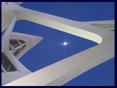 City of Arts and Sciences by night 11 - Príncipe Felipe Science Museum and the moon